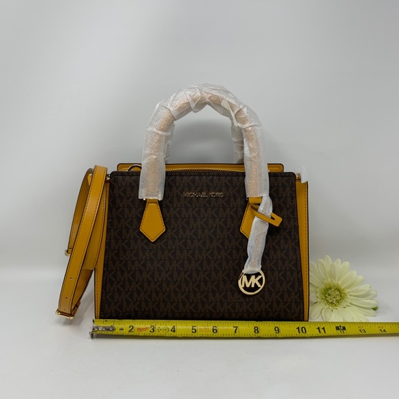 Michael Kors Hope Medium Messenger - Picture 3 of 10